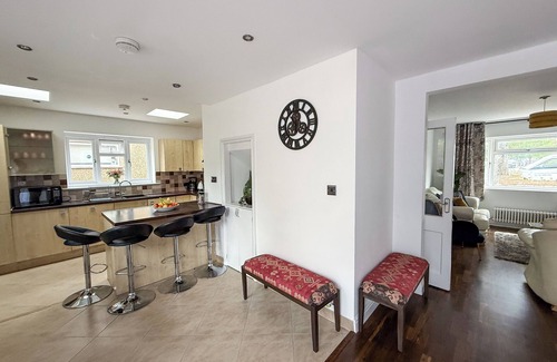 Farnborough and Crofton House | 4Bed Contractor Ready & Family Retreat -Private Parking plus Garden