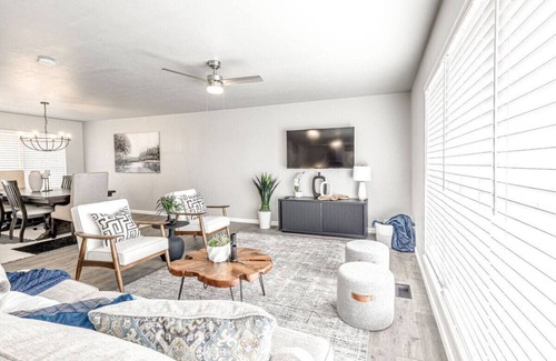 Edmond House | 4Bed Remodeled Luxe Pool House