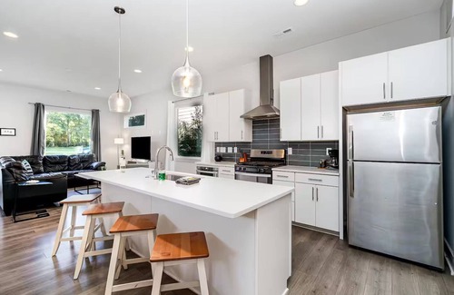 Sugar Creek House | 4Bed Uptown Gem – Spacious & Stylish!