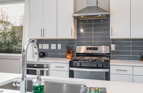Sugar Creek House | 4Bed Uptown Gem – Spacious & Stylish!