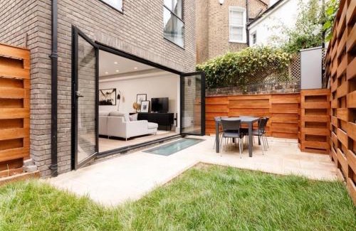 Cantelowes Apartment | 4Bedroom, 3Bath Retreat with Extra Toilet & Private Garden Oasis