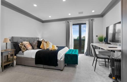 Cantelowes Apartment | 4Bedroom, 3Bath Retreat with Extra Toilet & Private Garden Oasis
