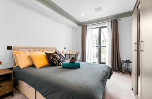 Cantelowes Apartment | 4Bedroom, 3Bath Retreat with Extra Toilet & Private Garden Oasis