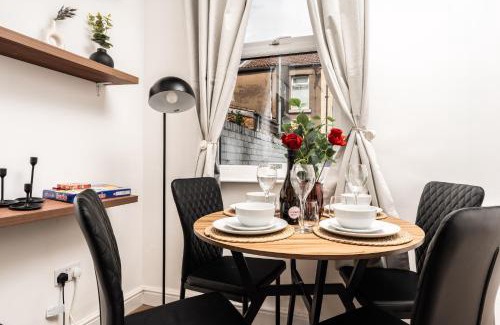 Liverpool Apartment | 4BedRoom Home - Near LFC & EFC - Breakfast Available