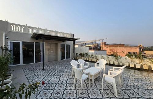 Amer Fort Road Apartment | 4BHK Penthouse Near Amer Fort-5 mins to Jal Mahal
