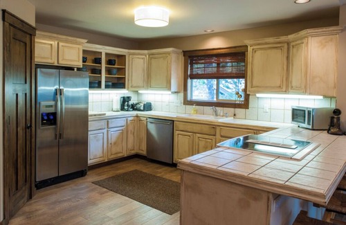 Deer Park House | 4BR (2 masters!)/3Bath with central A/C, TESLA charger