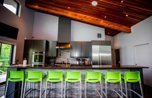Waitsfield House | 4BR - 2 Mstr Suites, Hot Tub, Prime Views, Privacy