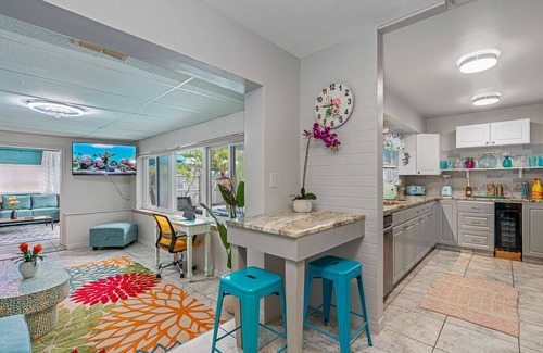 Seminole House | 4br 2b Tropical Paradise HEATED POOL & Hot Tub 5min to the BEACH🏝