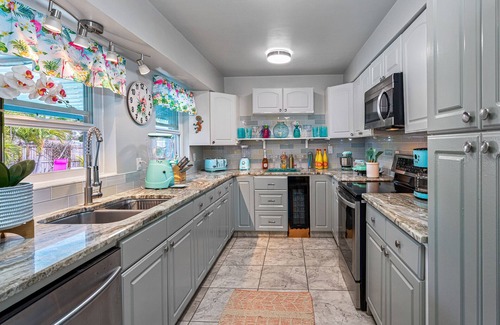 Seminole House | 4br 2b Tropical Paradise HEATED POOL & Hot Tub 5min to the BEACH🏝