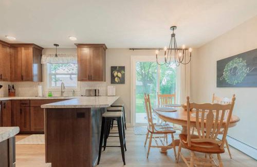 Green Bay House | 4BR 2BA Dog Friendly 3 Kings Walk to Lambeau