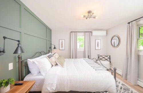 Green Bay House | 4BR 2BA Dog Friendly 3 Kings Walk to Lambeau