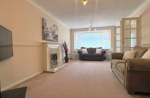 Ipswich House | 4BR 2BATH Contractor's Retreat with Ample Parking