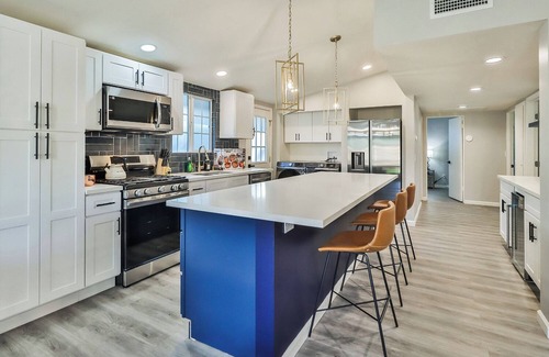 Winnetka House | 4BR 2BR All Inclusive Warner Grove for Relocation Fast Wi-Fi, Yard, Parking