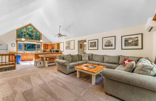 Killington Ski Chalet | 4BR/3BA ★ hot tub, sauna, billiards, A/C, & grill!