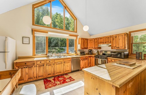 Killington Ski Chalet | 4BR/3BA ★ hot tub, sauna, billiards, A/C, & grill!