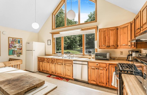 Killington Ski Chalet | 4BR/3BA ★ hot tub, sauna, billiards, A/C, & grill!