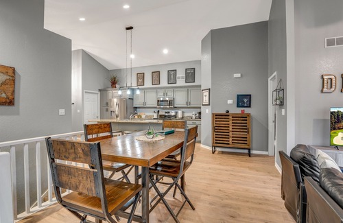 Camdenton House | 4BR/3BA Old Kinderhook Family Gathering and Golfing Getaway!