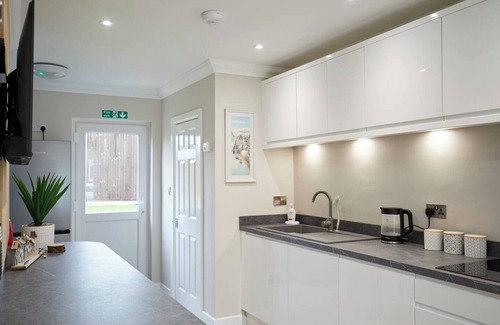 Norwich House | 4BR Barnesdale Road for Long Term Stay and Workers