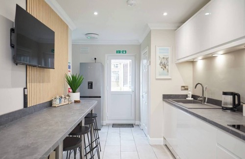 Norwich House | 4BR Barnesdale Road for Long Term Stay and Workers