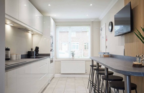 Norwich House | 4BR Barnesdale Road for Long Term Stay and Workers