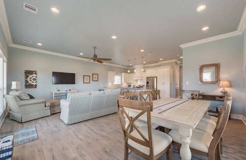 Crystal Beach House | 4BR Beach House | Tiki Bar, BBQ, Pet-Friendly & Sleeps 14