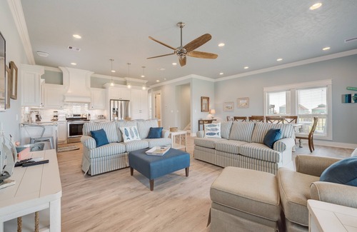 Crystal Beach House | 4BR Beach House | Tiki Bar, BBQ, Pet-Friendly & Sleeps 14