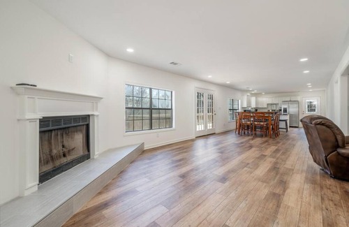Jones Mills House | 4BR Beautiful and Spacious Lakehouse