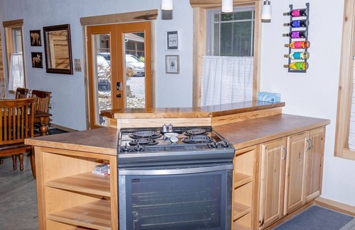 Flat Top Cabin | 4BR Cabin | Scenic Fall Views & Rafting Aventures