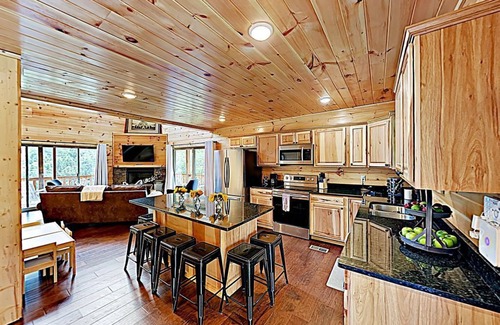 Gatlinburg - Pigeon Forge Cabin | 4BR cabin Sleeps 12 Themed Bunk Room Hot Tub Lasting Memories Made Here!
