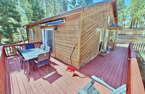 Florissant Cabin | 4BR Colorado Cabin w/Wrap-Around Deck Near Fossil Beds National Monument