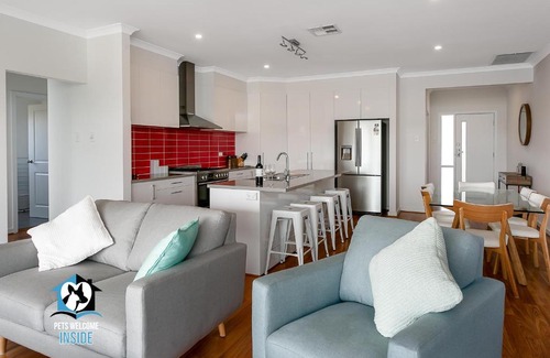 Port Elliot House | 4BR Contemporary Coastal Home with Rural Outlook