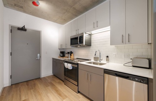River North Hotel | 4BR Corporate Suite Central and Modern