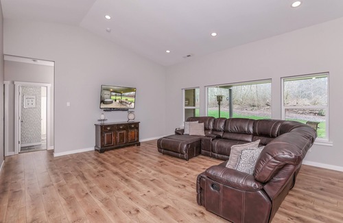 Stimson Crossing House | 4BR Family Home w/ Hot Tub, Bonus rm, 6min to I-5