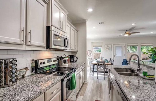 Wheatland House | 4BR Farmhouse For 12 N Po