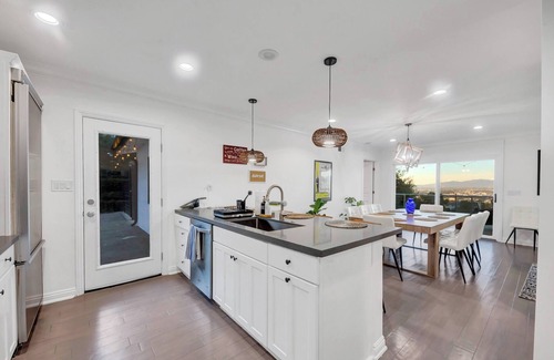 Los Angeles House | 4BR Hilltop Villa by Universal Studios with Pool and Jacuzzi Amazing Views