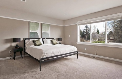 Kent House | 4BR Home in Kent w/ Office