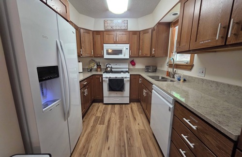Mayfield House | 4BR Home, King Bed, Arcade, By Lake, 7mi to Airport