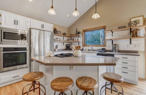 Cascade-Chipita Park House | 4BR Hot Tub Mountain Getaway! 3 King En Suites!