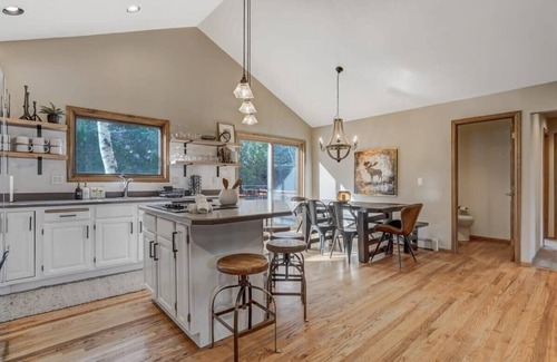 Cascade-Chipita Park House | 4BR Hot Tub Mountain Getaway! 3 King En Suites!