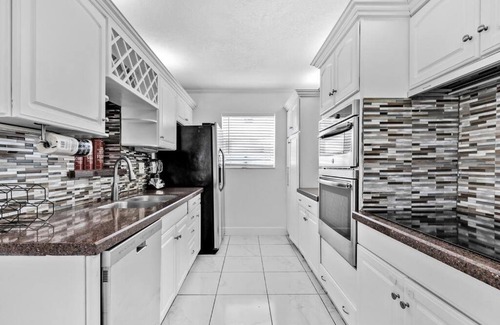 Dania Beach Apartment | 4BR House, Heated Pool 5 mins to Beach Game Room