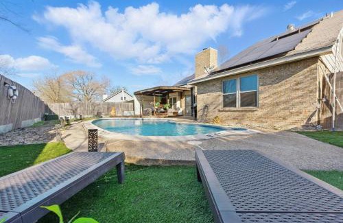 South Arlington House | 4BR House with Pool near Stadium & DFW