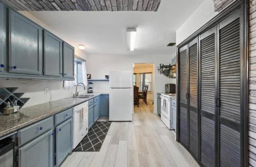 South Arlington House | 4BR House with Pool near Stadium & DFW