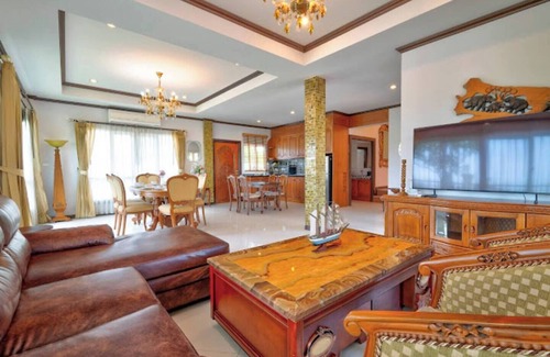 Pattaya Villa | 4BR Luxury Houseboat Villa near Beach in Pattaya