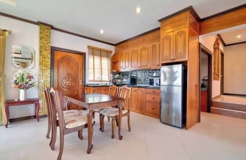 Pattaya Villa | 4BR Luxury Houseboat Villa near Beach in Pattaya