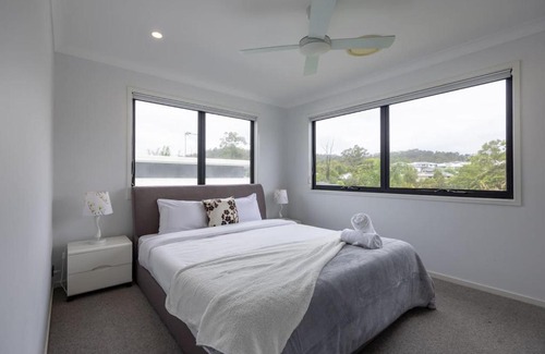 Upper Kedron House | 4BR Modern Home Near Parks and Dining with Outdoor Space