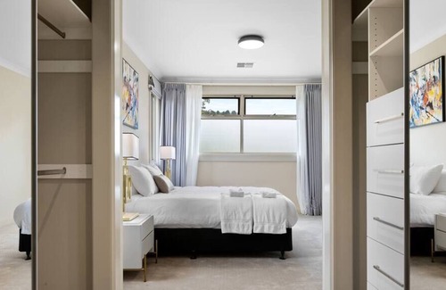 St Georges House | 4BR Modern Luxury Retreat in Burnside