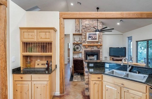 Catalina House | 4BR Mount Lemmon Retreat w/Hot Tub - Sleeps 14!