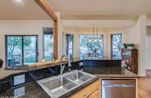 Catalina House | 4BR Mount Lemmon Retreat w/Hot Tub - Sleeps 14!