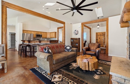 Catalina House | 4BR Mount Lemmon Retreat w/Hot Tub - Sleeps 14!