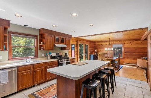 Bartlett House | 4BR Mountain retreat with Ski Base Bikes & Yard